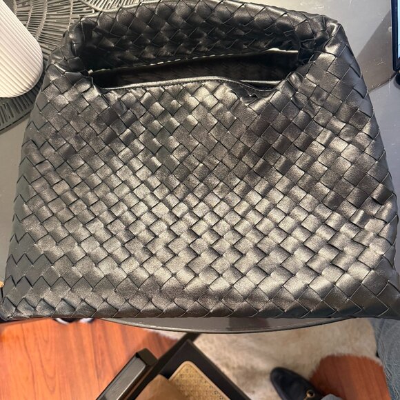 🖤 BOTTEGA VENETA SMALL HOP BAG — BLACK INTRECCIATO LEATHER - Picture 1 of 3